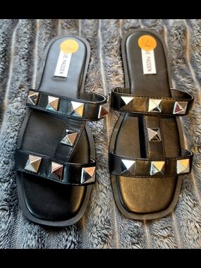 Steve Madden Women's Rockstud Sandals Black Size 7,  New